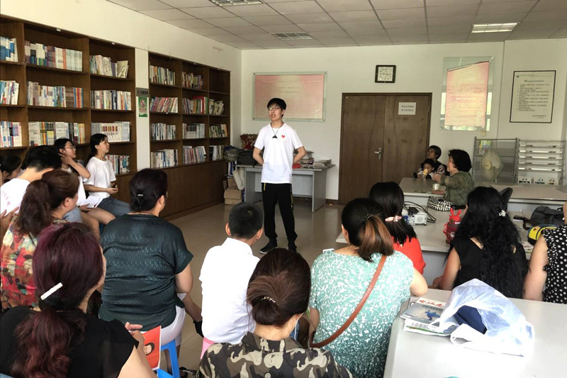 队员在社区进行禁毒防范演讲,提高人们禁毒防毒的斗志力。.jpg