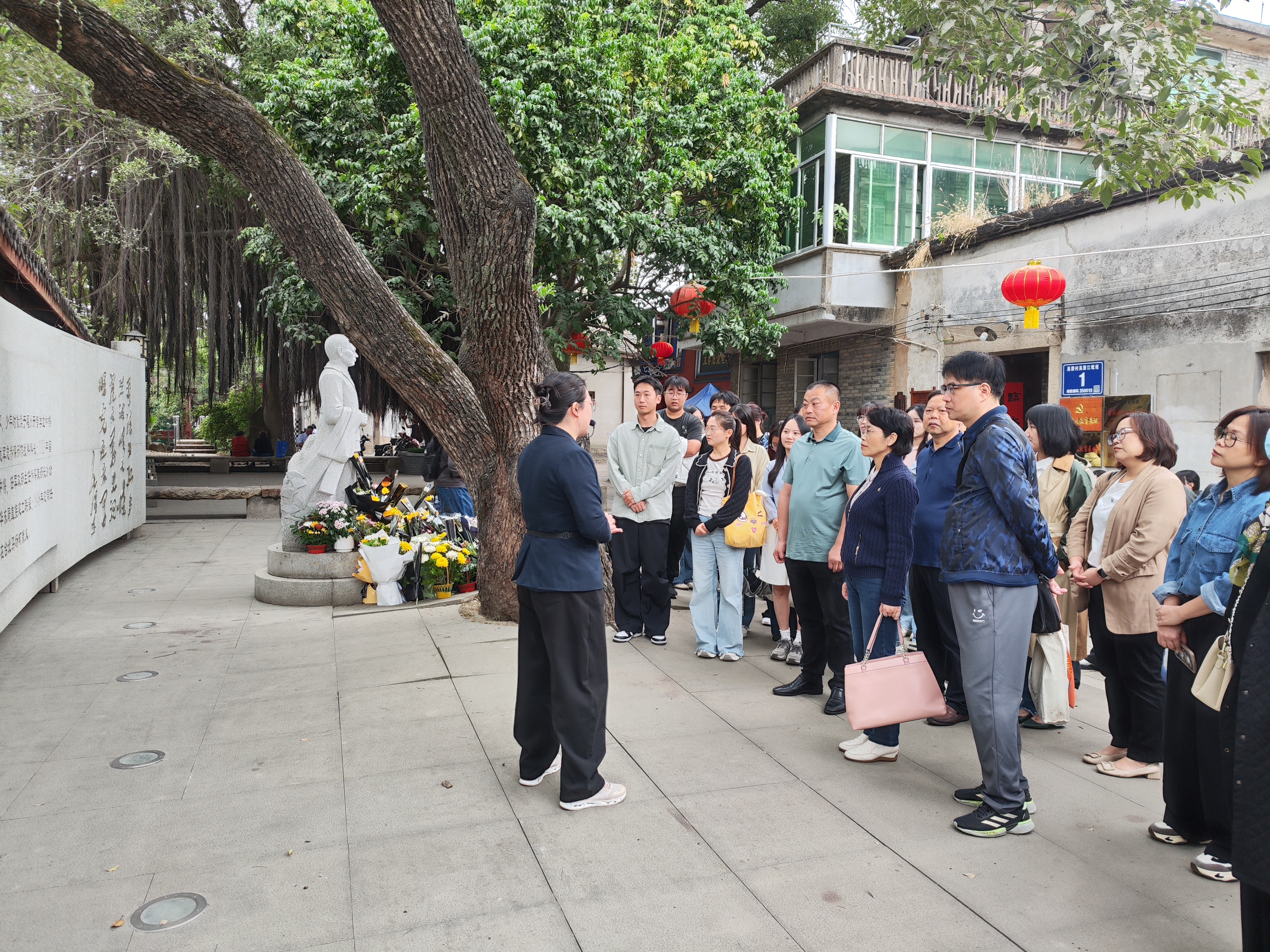 师生认真聆听吴石将军事迹.jpg